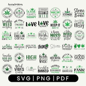 Könnte beinhalten: Eine digitale Download-Grafik mit verschiedenen Designs zum Thema Cannabis. Die Designs umfassen Sätze wie "Smoke Weed Everyday", "Stoner Babe" und "Good Vibes Only" sowie Illustrationen von Cannabisblättern. Die Dateiformate sind SVG, PNG und PDF.