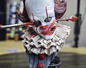 Estatua de bufón carmesí: payaso de terror estilizado coleccionable