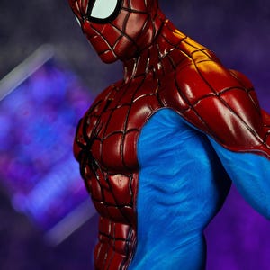 Puede incluir: Figura detallada de Spider-Man, con traje rojo y azul. Las &aacute;reas rojas muestran un patr&oacute;n de telara&ntilde;a, y los ojos son blancos. La figura est&aacute; posada din&aacute;micamente, resaltando la musculatura del personaje. El dise&ntilde;o es muy detallado.