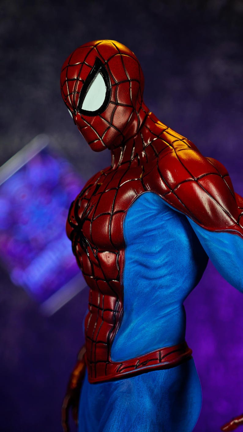 Puede incluir: Figura detallada de Spider-Man, con traje rojo y azul. Las &aacute;reas rojas muestran un patr&oacute;n de telara&ntilde;a, y los ojos son blancos. La figura est&aacute; posada din&aacute;micamente, resaltando la musculatura del personaje. El dise&ntilde;o es muy detallado.