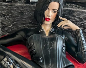 Selene-figuur | Handgemaakt verzamelobject van hars | Geschilderd standbeeld vampierjager | Geïnspireerd door de onderwereld