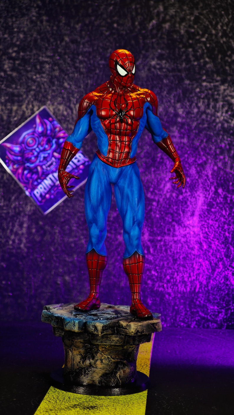 Puede incluir: Figura detallada de Spider-Man con su cl&aacute;sico traje rojo y azul, de pie sobre una base texturizada. La figura tiene una pose din&aacute;mica con los brazos extendidos. El fondo es un degradado de tonos p&uacute;rpuras.