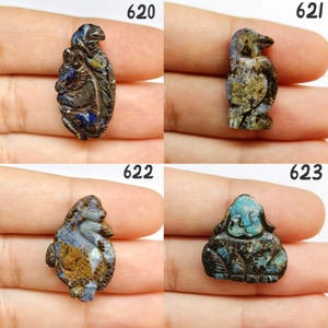 以下が含まれることがあります： 4つの彫刻された宝石の置物。置物は葉、鳥、猿、座っている人物の形をしています。宝石の色は主に茶色、青、金色です。数字の620、621、622、623が表示されています。