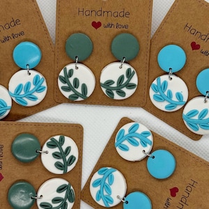 Orecchini verdi e bianchi fatti a mano – Orecchini in argilla polimerica con foglie – Gioielli Boho – Orecchini statement naturali – Regalo per donna