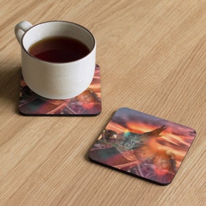 Puede incluir: Dos posavasos cuadrados con una imagen colorida de una cordillera al atardecer. Los posavasos están hechos de un material duro y tienen una superficie lisa.