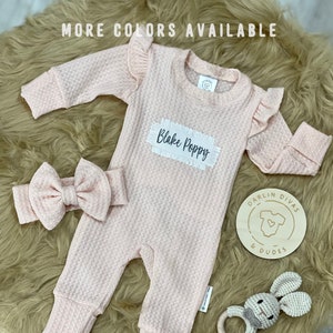 Personalized Going Home Hospital Outfit, Baby Girl Romper with Flutter Sleeves Bow, Waffle Knit Bild 1