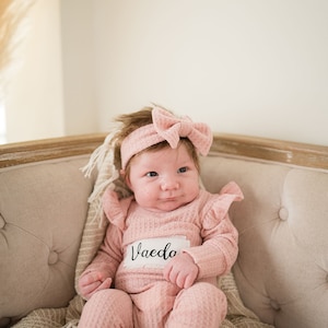 Tenue d'hôpital personnalisée pour le retour à la maison, barboteuse pour bébé fille avec nœud sur les manches flottantes, tricot gaufré image 3