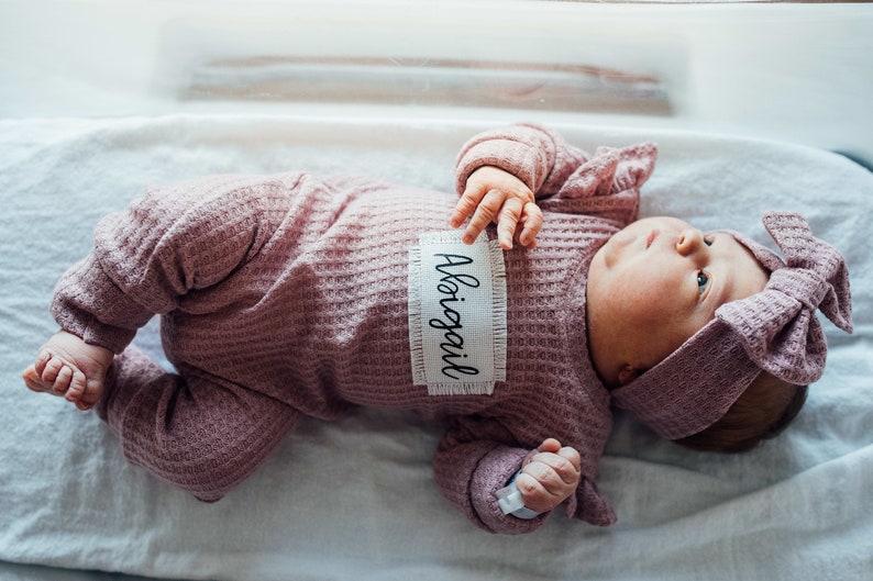 Tenue d'hôpital personnalisée pour le retour à la maison, barboteuse pour bébé fille avec nœud sur les manches flottantes, tricot gaufré image 2