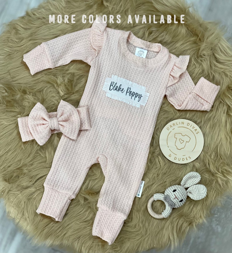 Personalized Going Home Hospital Outfit, Baby Girl Romper with Flutter Sleeves Bow, Waffle Knit Bild 1