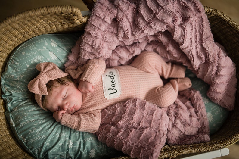 Tenue d'hôpital personnalisée pour le retour à la maison, barboteuse pour bébé fille avec nœud sur les manches flottantes, tricot gaufré image 4