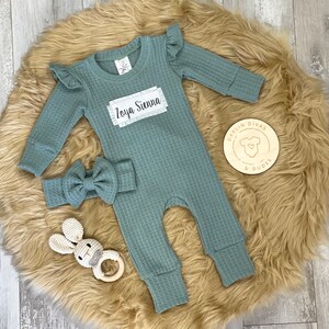 Personalized Going Home Hospital Outfit, Baby Girl Romper with Flutter Sleeves Bow, Waffle Knit Bild 10