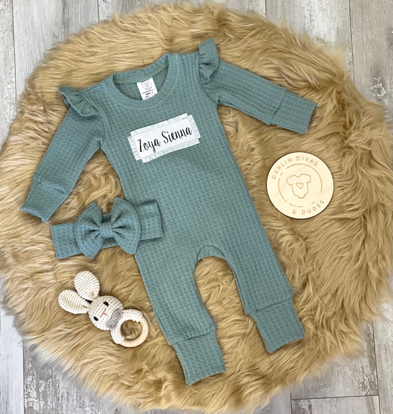 Personalized Going Home Hospital Outfit, Baby Girl Romper with Flutter Sleeves Bow, Waffle Knit Bild 10