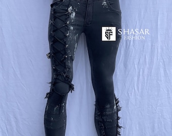 Vaqueros pitillo negros hechos a mano: con cordones, salpicaduras de pintura y denim desgastado.