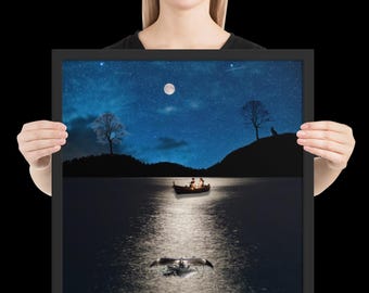 Póster enmarcado en papel mate mejorado con relación de aspecto 1:1 / Viaje a la luz de la luna: Arte mural romántico en barco: Pareja en aguas oscuras bajo un cielo estrellado
