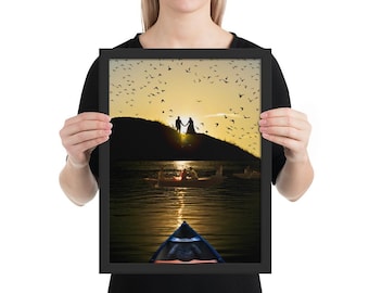 Póster enmarcado en papel mate mejorado con relación de aspecto 3:4 / Arte mural de pareja con amanecer en la montaña: barco en aguas tranquilas y luz del horizonte matutino