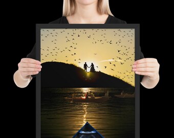 Póster enmarcado en papel mate mejorado con relación de aspecto 4:5 / Arte mural de pareja con amanecer en la montaña: barco en aguas tranquilas y luz del horizonte matutino