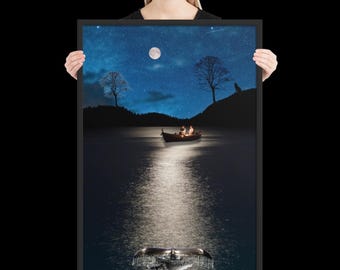 Póster enmarcado en papel mate mejorado con relación de aspecto 2:3 / Viaje a la luz de la luna: Arte mural romántico en barco: Pareja en aguas oscuras bajo un cielo estrellado
