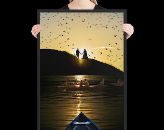 Póster enmarcado en papel mate mejorado con relación de aspecto 2:3 / Arte mural de pareja con amanecer en la montaña: barco en aguas tranquilas y luz del horizonte matutino