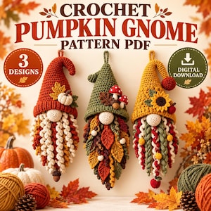 Op de afbeelding: Drie gehaakte pompoen-kabouterornamenten met herfstthema-mutsen versierd met bladeren, paddenstoelen en zonnebloemen. De tekst luidt CROCHET PUMPKIN GNOME PATTERN PDF, 3 DESIGNS en DIGITAL DOWNLOAD. De kabouters hebben lange, getextureerde baarden.