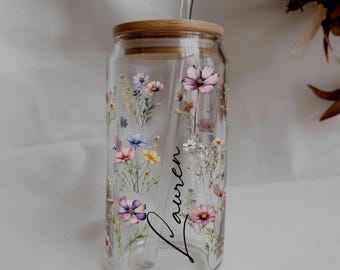 Personalisierte Wildblumen Blumenglastasse Benutzerdefinierte Glaskaffeetasse mit Deckel und Strohhalm für Brautjungfer Vorschlag Geschenk, Bachelorette Glastasse