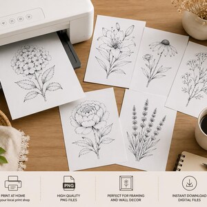 Puede incluir: Una impresora blanca imprimiendo grabados bot&aacute;nicos. Los grabados presentan ilustraciones detalladas de varias flores, incluyendo una hortensia, un lirio y lavanda. Una taza de caf&eacute; y un bloc de notas con un bol&iacute;grafo est&aacute;n sobre la superficie de madera. El texto incluye: "IMPRIME EN CASA", "ARCHIVOS PNG", "PERFECTO PARA ENMARCAR" y "DESCARGA INSTANT&Aacute;NEA".