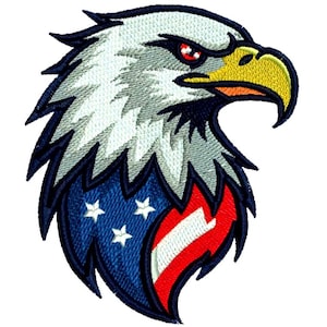 Może przedstawiać: Haftowana naszywka przedstawiająca głowę orła z surowym wyrazem twarzy. Orzeł ma białe i szare pióra, żółty dziób i czerwone oczy. Projekt zawiera amerykańską flagę z niebieskim, białymi gwiazdami i czerwonymi paskami.