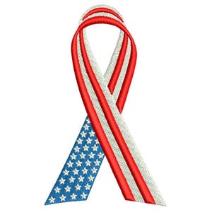 Puede incluir: Cinta bordada en forma de lazo, con los colores de la bandera estadounidense. La cinta tiene rayas rojas y blancas y una sección azul con estrellas blancas. El diseño está sobre un fondo blanco.