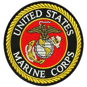 Può includere: Toppa ricamata con l'emblema del Corpo dei Marines degli Stati Uniti. La toppa circolare ha un bordo nero con finiture a corda dorata. Il centro presenta uno sfondo rosso con l'emblema dell'aquila, del globo e dell'ancora. Le parole "United States Marine Corps" sono ricamate.