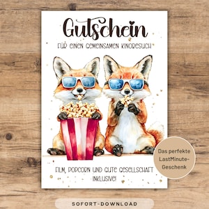 Peut inclure: Une carte cadeau avec deux renards de dessin animé portant des lunettes de soleil et mangeant du pop-corn. Les renards sont devant un seau de pop-corn à rayures rouges et blanches. Le texte comprend "Gutschein" et "Film, Popcorn und gute Gesellschaft inklusive!"