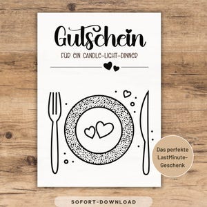 Könnte beinhalten: Ein schwarz-weißes, druckbares Geschenkzertifikat mit dem deutschen Wort "Gutschein" oben. Das Zertifikat enthält eine Gabel, ein Messer, einen Teller mit Herzen und den Text "FÜR EIN CANDLE-LIGHT-DINNER".