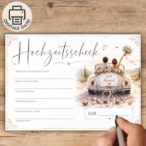 Könnte beinhalten: Ein rechteckiger Hochzeitsscheck mit dem Schriftzug 'Hochzeitsscheck' und Feldern für Zahlungsdetails. Auf der rechten Seite ist eine Illustration eines Paares in einem weißen Cabriolet mit 'Just Married'-Schild und Blechdosen zu sehen.