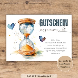 Op de afbeelding: Een cadeaubon in aquarel-stijl met een zandloper-illustratie. De tekst luidt "GUTSCHEIN für gemeinsame Zeit" en bevat een persoonlijke boodschap. Twee blauwe hartvormen en verfspatten sieren het ontwerp.