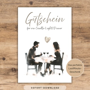 Könnte beinhalten: Eine weiße Geschenkkarte mit der Aufschrift "Gutschein für ein Candle-Light-Dinner" in eleganter Schrift. Die Illustration zeigt ein Paar bei einem Candle-Light-Dinner, mit einem Herz darüber. Der Text "SOFORT-DOWNLOAD" steht unten.