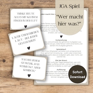 Peut inclure: Une carte de jeu imprimable pour un jeu "Qui a fait quoi ?". La carte est beige avec du texte brun et un cœur rouge. Le texte sur la carte est "TRINK HEUTE ALLES MIT KLEINEM FINGER IN DER LUFT".