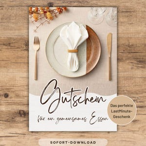 Puede incluir: Un montaje de mesa con una servilleta blanca doblada en forma de flor, un tenedor y un cuchillo dorados y un plato de dos tonos. La imagen incluye el texto "Gutschein für ein gemeinsames Essen" y "SOFORT-DOWNLOAD".