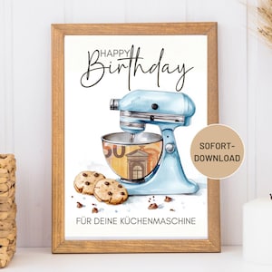 Könnte beinhalten: Gerahmter Druck mit einem hellblauen Küchenmixer und einer Schüssel gefüllt mit einem 50-Euro-Schein. Die Worte "HAPPY Birthday" stehen über dem Mixer, darunter "FÜR DEINE KÜCHENMASCHINE". Zwei Schokoladen-Chip-Cookies sind im Vordergrund.