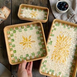 Bandeja de ratán tejida a mano con mosaico floral – Cesta rectangular para servir, decoración del hogar
