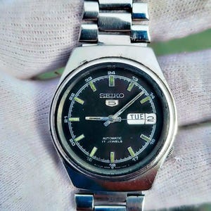 Vintage Seiko 5 automatic 17 Jewels Day/Date watch made Japan