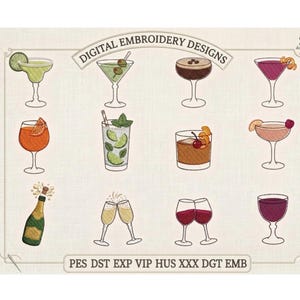 Może przedstawiać: Cyfrowe wzory haftu przedstawiające różne ilustracje koktajli, w tym margaritę, martini i old fashioned. Obraz zawiera również kieliszki do szampana i wina. Tekst brzmi "DIGITAL EMBROIDERY DESIGNS".