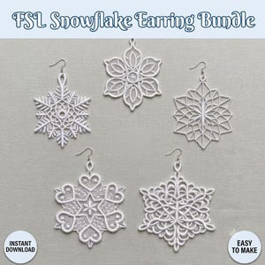 Może przedstawiać: Pięć białych kolczyków w kształcie płatków śniegu z misternymi haftami koronkowymi i srebrnymi metalowymi haczykami. Tekst FSL Snowflake Earring Bundle, Instant Download oraz Easy To Make jest widoczny na obrazie.