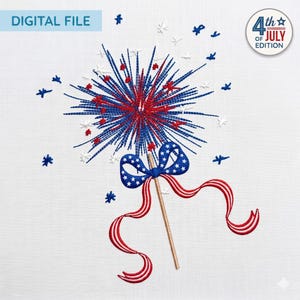 Peut inclure: Motif brodé représentant un feu d'artifice rouge, blanc et bleu avec un nœud et des serpentins. Le motif comprend le texte "FICHIER NUMÉRIQUE" et un emblème circulaire qui se lit "4th of July Edition".