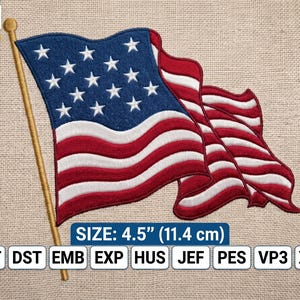 Può includere: Un disegno ricamato della bandiera americana su un'asta, con un campo blu con stelle bianche e strisce rosse e bianche. Il disegno include il testo SIZE: 4.5" (11,4 cm) e i formati di file DGT, DST, EMB, EXP, HUS, JEF, PES, VP3 e XXX.