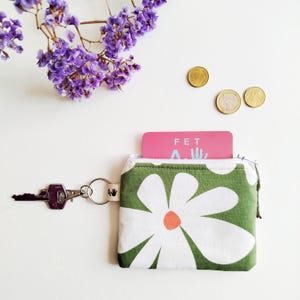 Monedero Hecho a Mano flor blanca minimalista | Compacto y funcional, cremallera y llavero | Margarita | Pequeño, práctico y artesanal