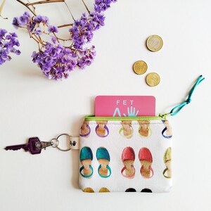 Monedero Hecho a Mano: Estampado sandalias de colores | Compacto y funcional con cremallera y llavero | Perfecto como  regalo para mujer