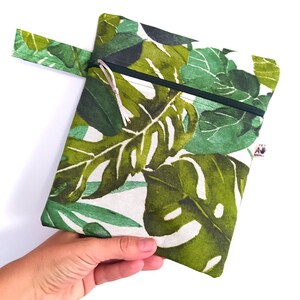 Wasserdichte nasse Bikinitasche | Badeanzugtasche für Strand oder Pool | Handgefertigter Wetbag mit Dschungelblatt-Print | Hergestellt nach Mà Menorca