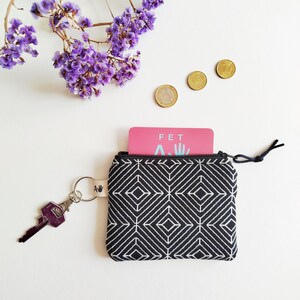 Monedero Hecho a Mano geométrico minimalista | Compacto y funcional, cremallera y llavero | Blanco y negro | Pequeño, práctico y artesanal