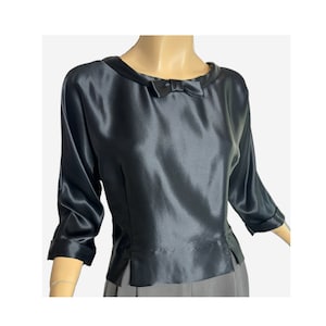 Eclipse Seattleの40年代ヴィンテージブラウス、光沢のあるブラックサテンのボタンバック＆リボン、B40