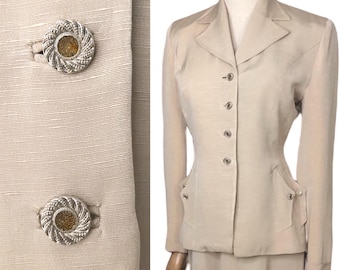 Vintage-Anzug aus den 40er Jahren: Champagnerfarbener Seidenanzug mit taillierter Silhouette, Schulterpolstern und funkelnden Knöpfen (Jacke und Rock).