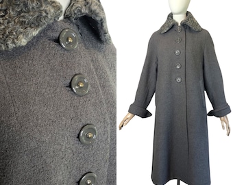 Manteau vintage des années 40 en laine bouclée grise avec manches évêque et col en fourrure d'agneau bouclée