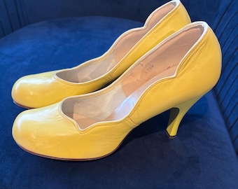 Vintage 40s-50s Babydoll Pumps Round Toe High Heel in a Rare Lemon Yellow Leather Size 9
